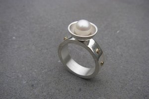 Zilveren ring met Parel en 4 gouden zettings