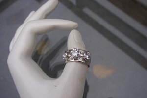 Zilveren ring met 3 zirconia