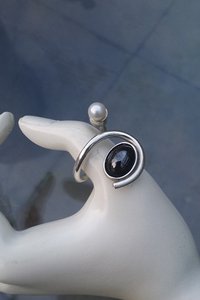 Zilveren ring met Onyx en parel