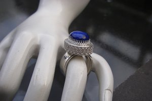 Zilveren ring met Lapis Lazuli en twee zettings