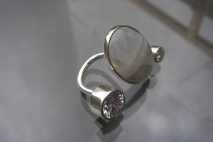 Zilveren ring met Maansteen en Zirconia